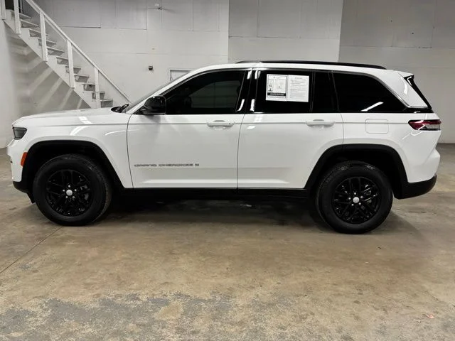 Used 2025 White Jeep Laredo X image 4