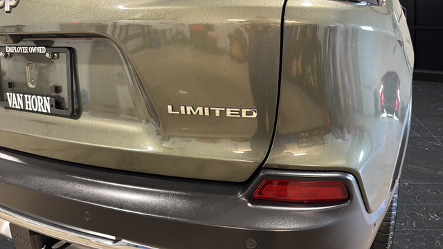 Used 2021 Olive Green Pearlcoat Jeep Limited image 33