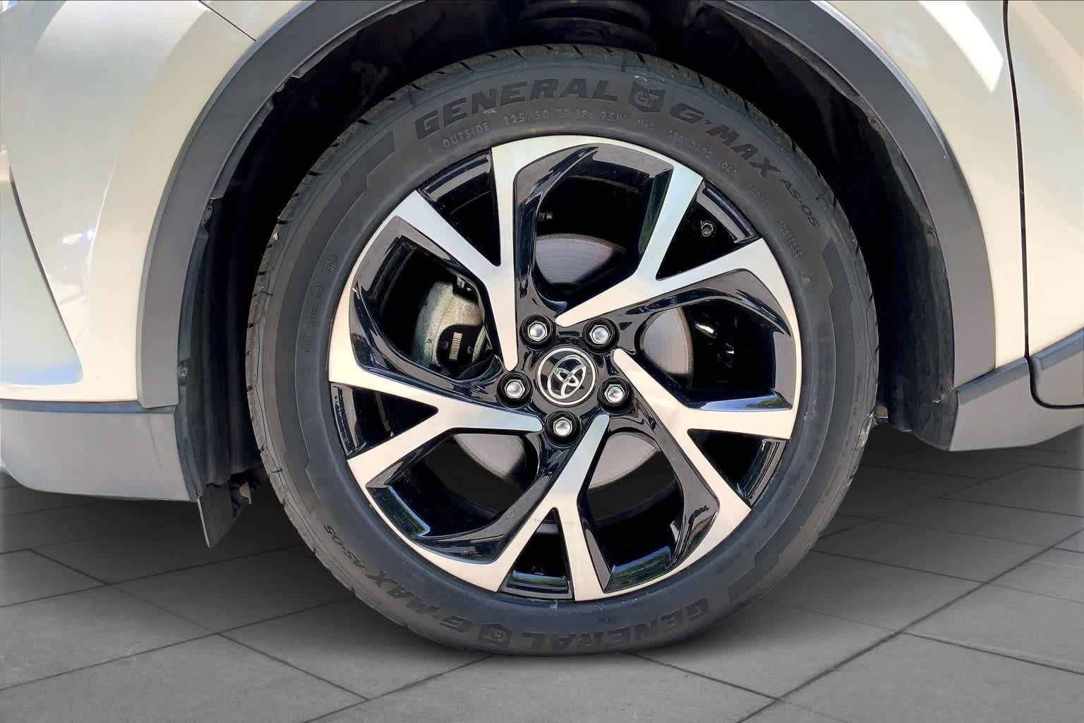 Used 2018 Blizzard Pearl Toyota XLE image 9