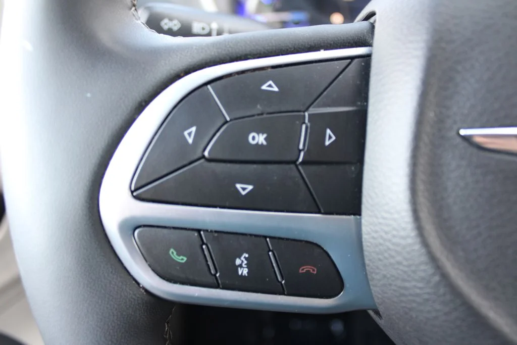 Used 2024 Black Chrysler Select image 20