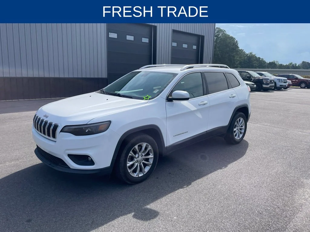 Used 2019 White Jeep Latitude image 1