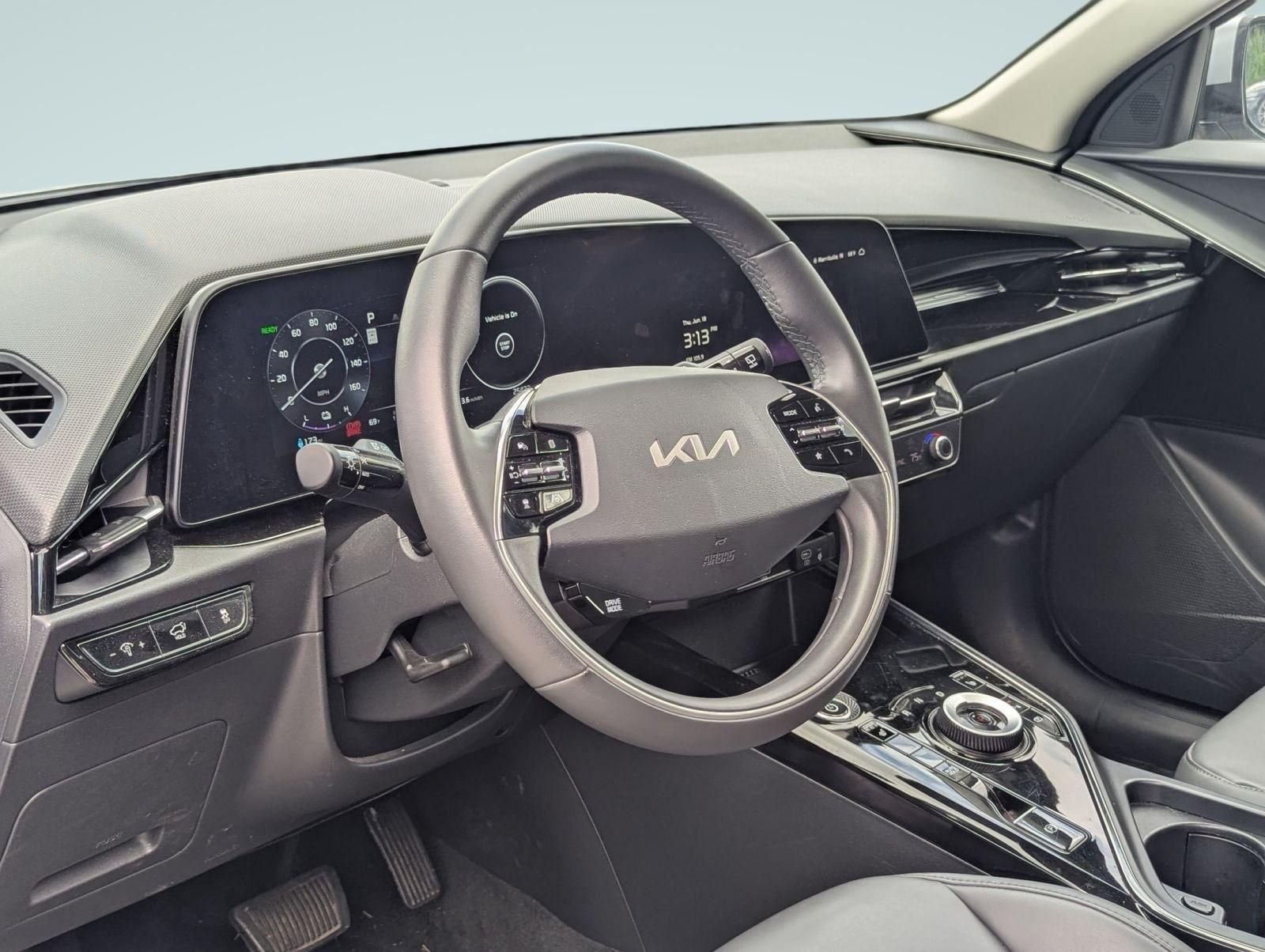Used 2024 Gray Kia Wind image 2