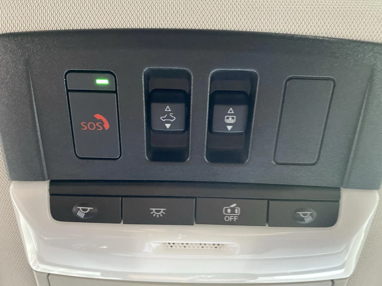 Used 2022 Pearl White Tricoat Nissan SL image 29