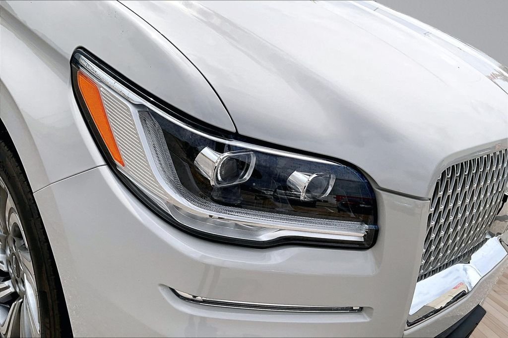 Used 2022 White Lincoln Reserve image 28