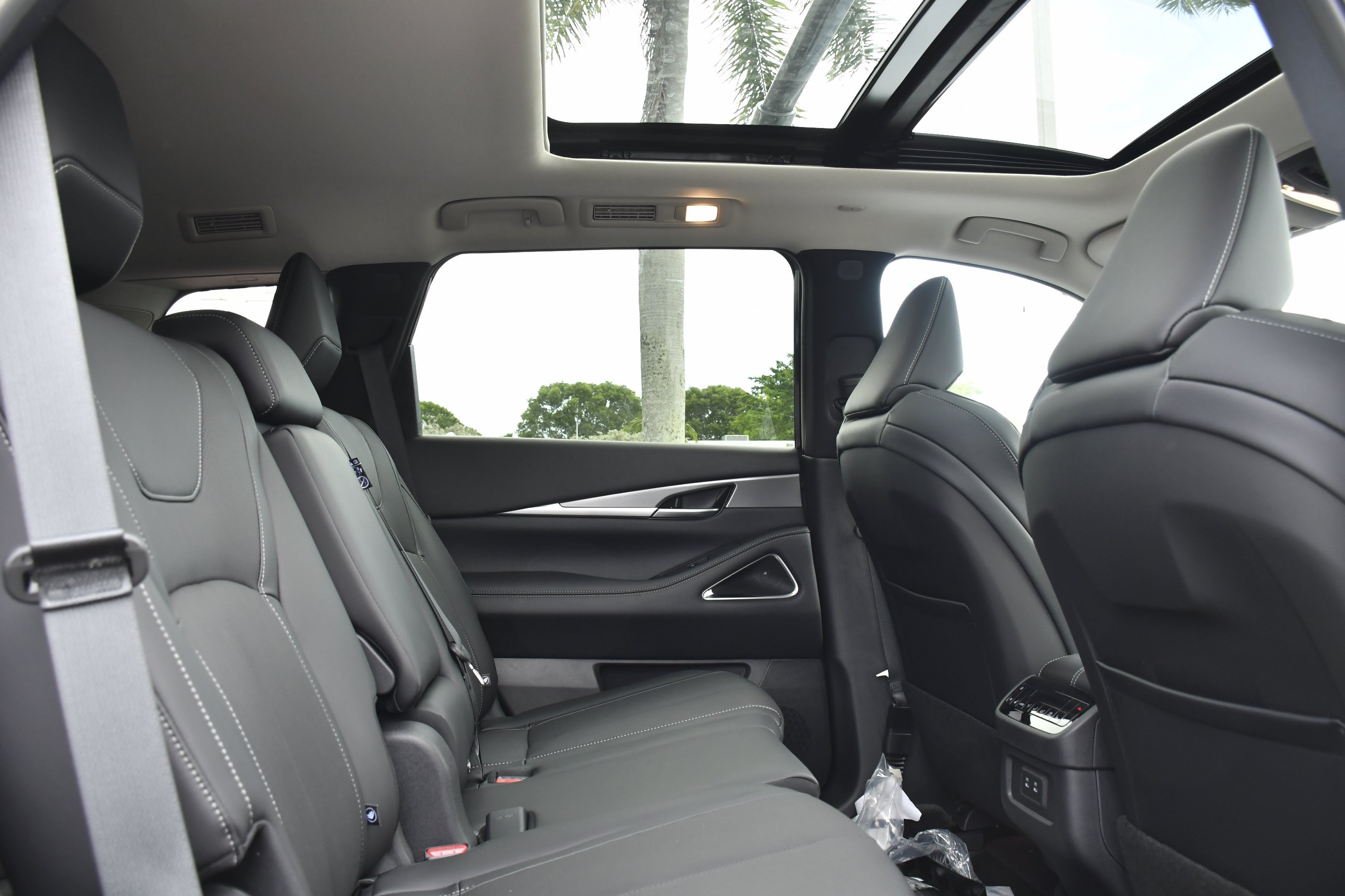 New 2027 MINERAL BLACK INFINITI Luxe FWD image 32