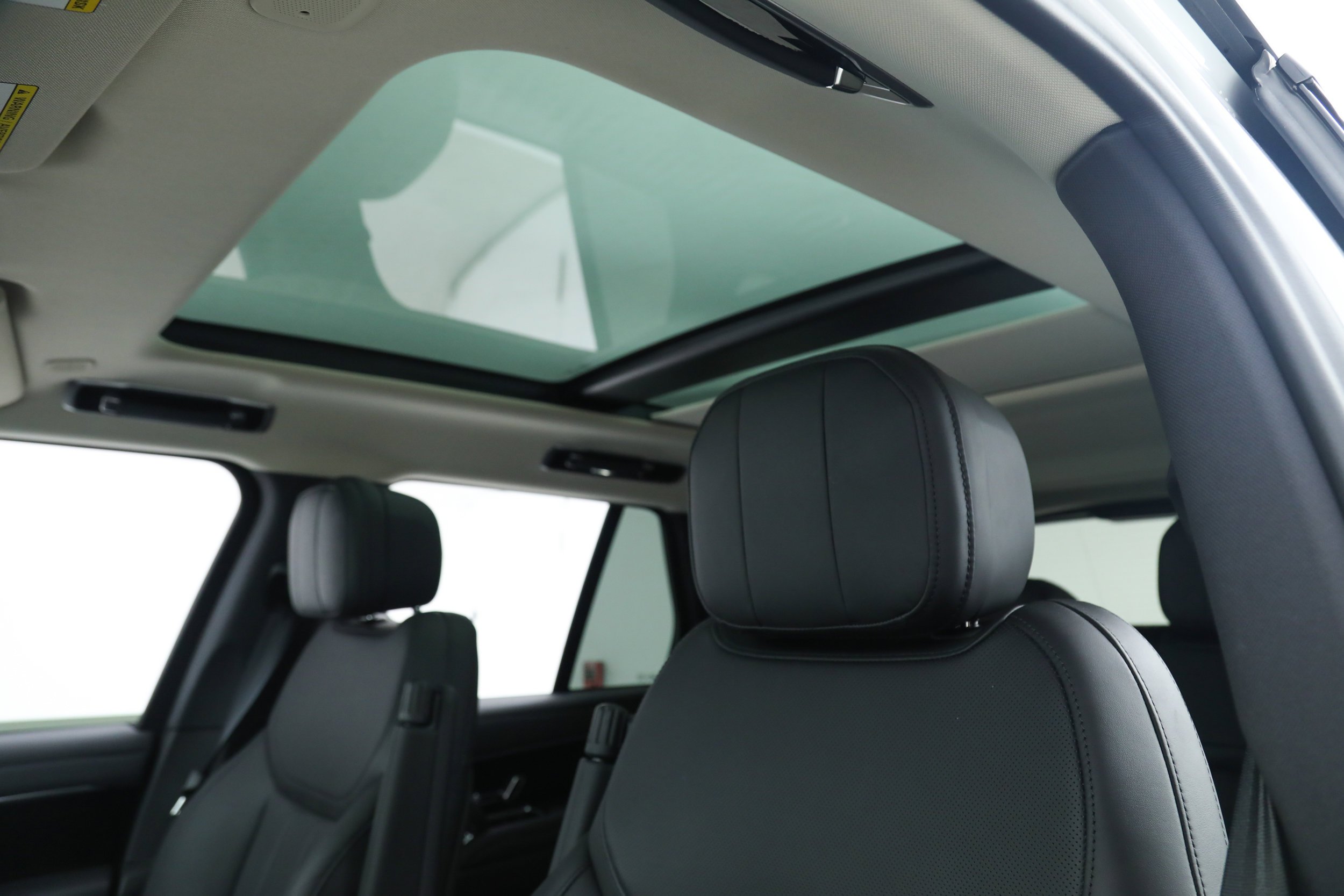 Used 2024 White Land Rover SE image 21