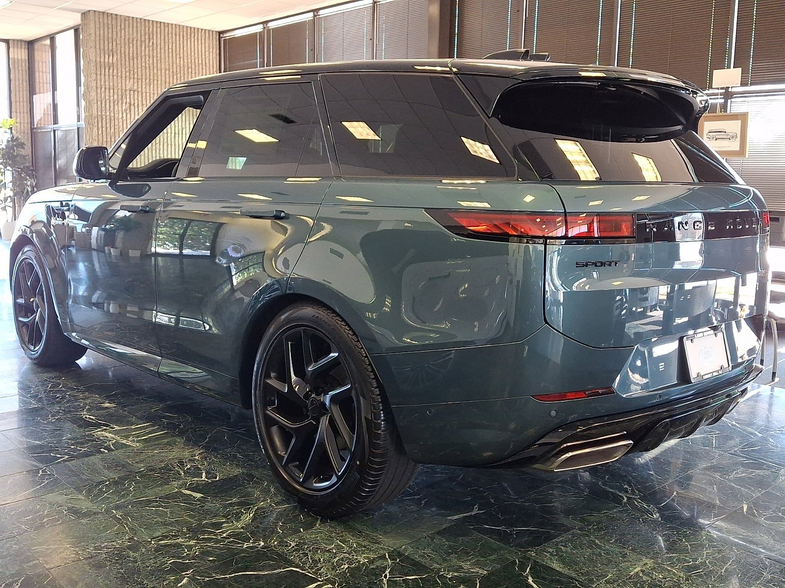 New 2026 Giola Green Land Rover Dynamic SE image 4