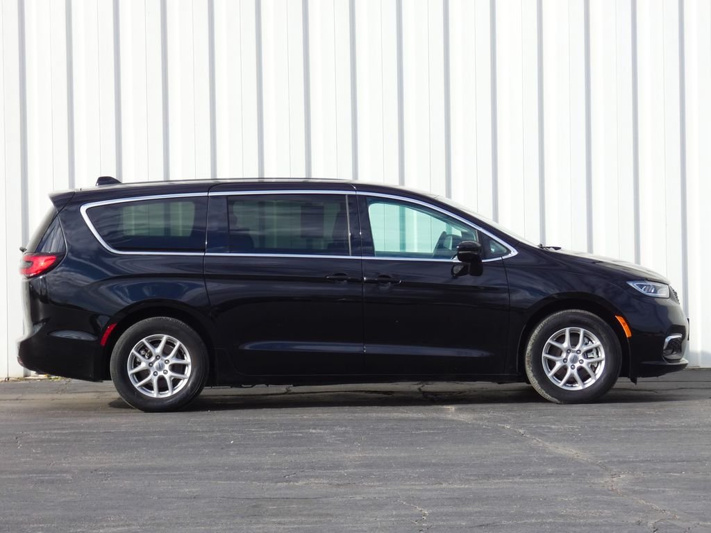 Used 2024 Chrysler Pacifica Touring L with VIN 2C4RC1BG9RR135401 for sale in Kansas City