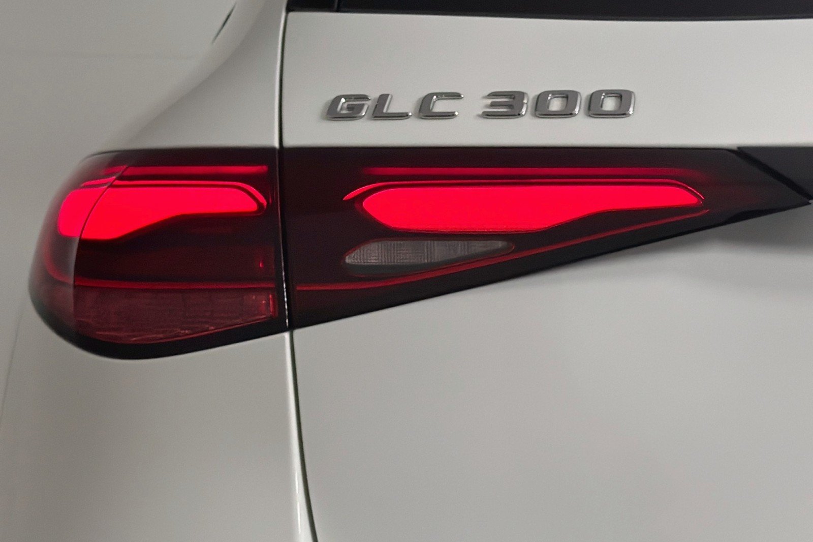 Certified Used 2025 Polar White Mercedes-Benz GLC 300 image 18