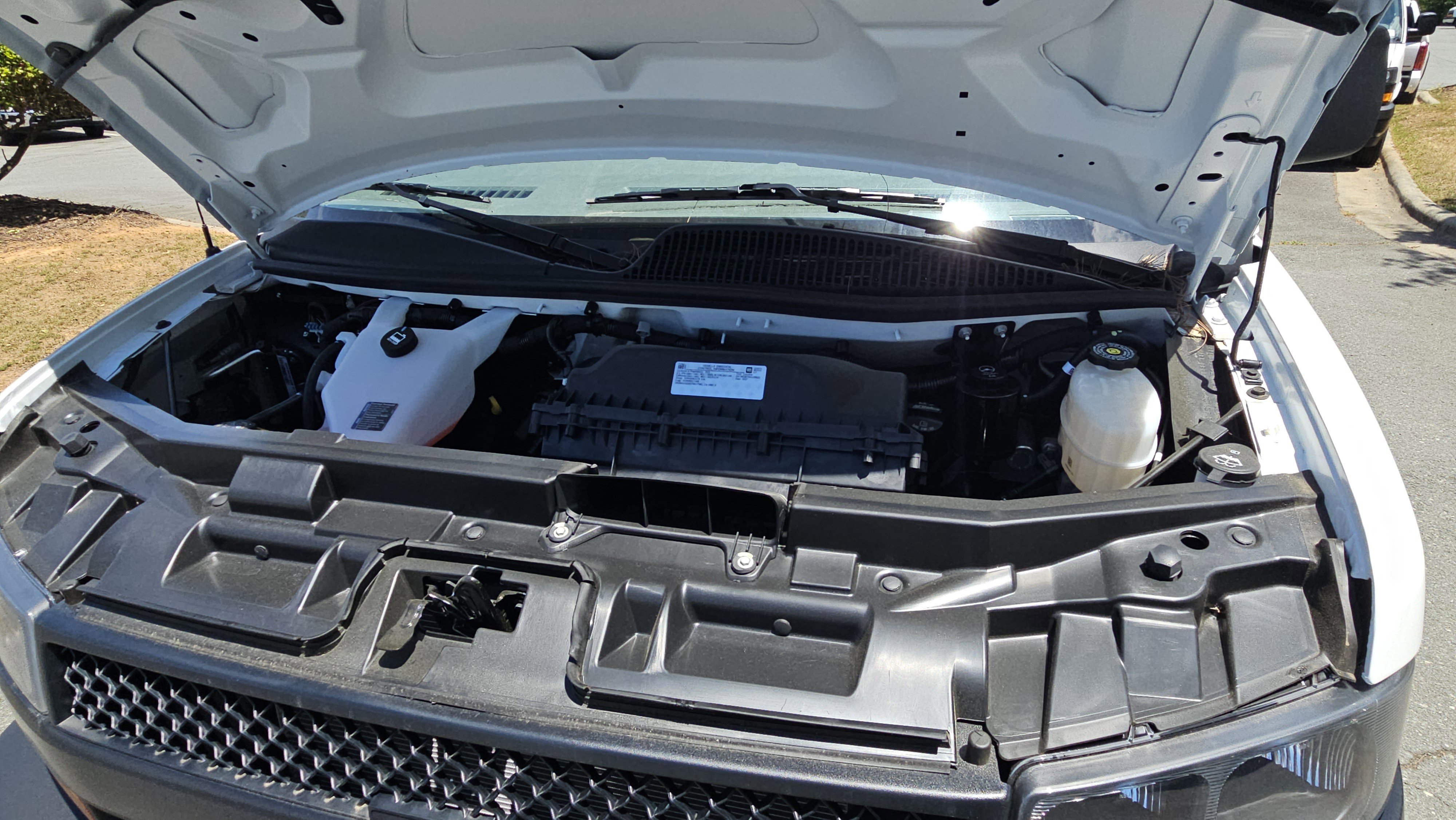 New 2025 Summit White Chevrolet WT image 20