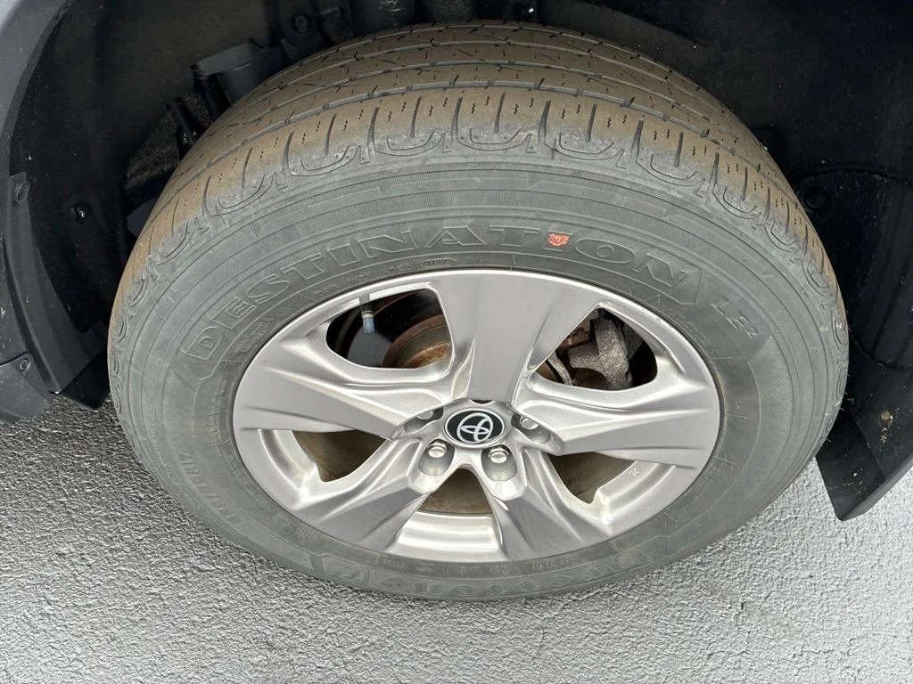Used 2022 White Toyota XLE image 11