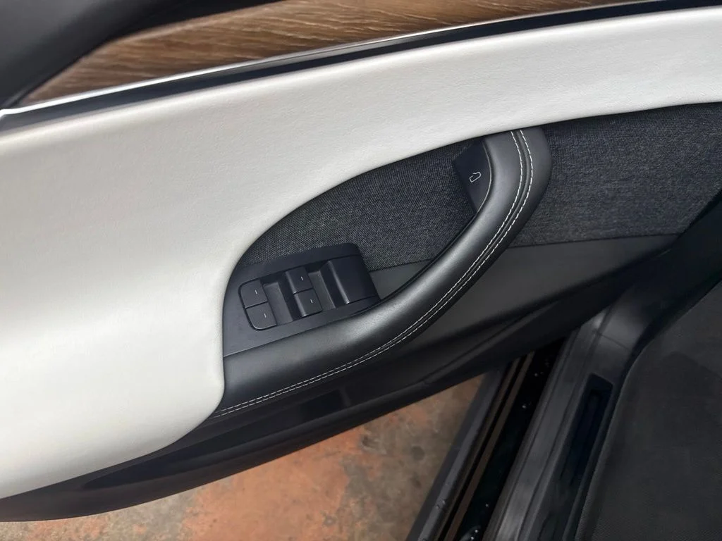 Used 2022 Solid Black Tesla Base image 18