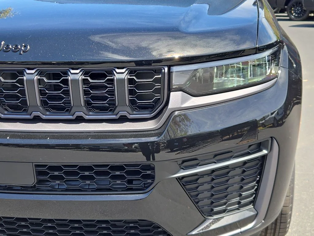 New 2026 Diamond Black Crystal Pearl-Coat Exterior Paint Jeep Altitude image 8