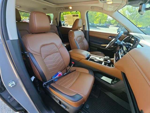 Used 2024 Gray Nissan Platinum image 27