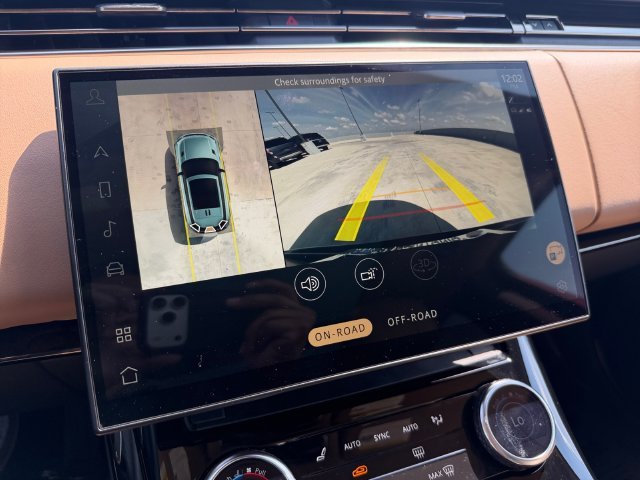 Used 2023 Green Land Rover SE image 21