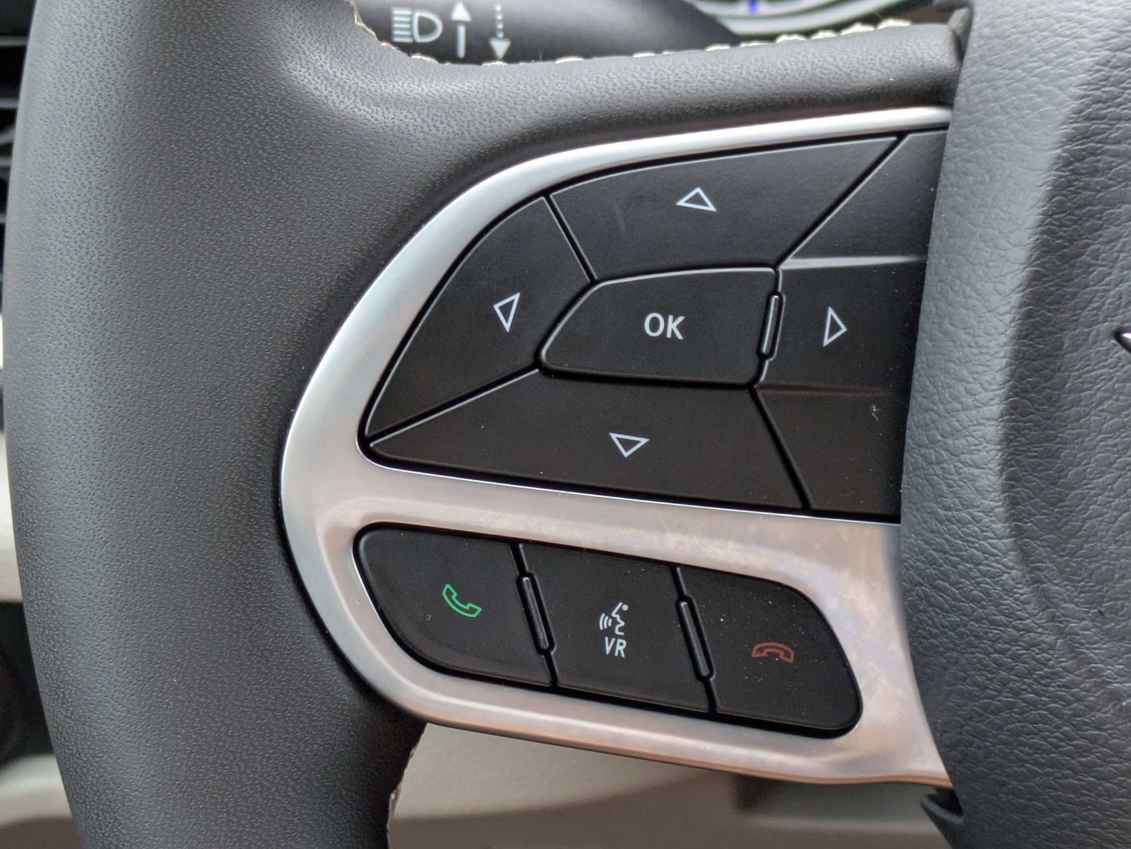 Used 2024 Silver Mist Clearcoat Chrysler LX image 32