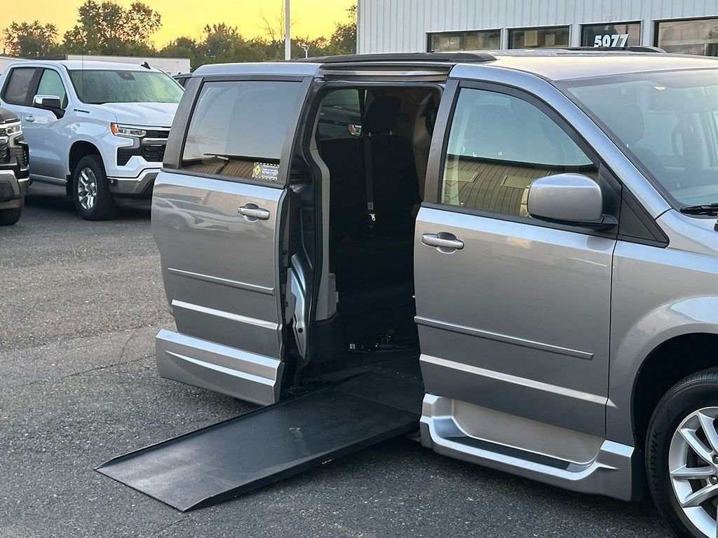 Used 2014 Silver Dodge Wheelchair Accessible- SXT image 23