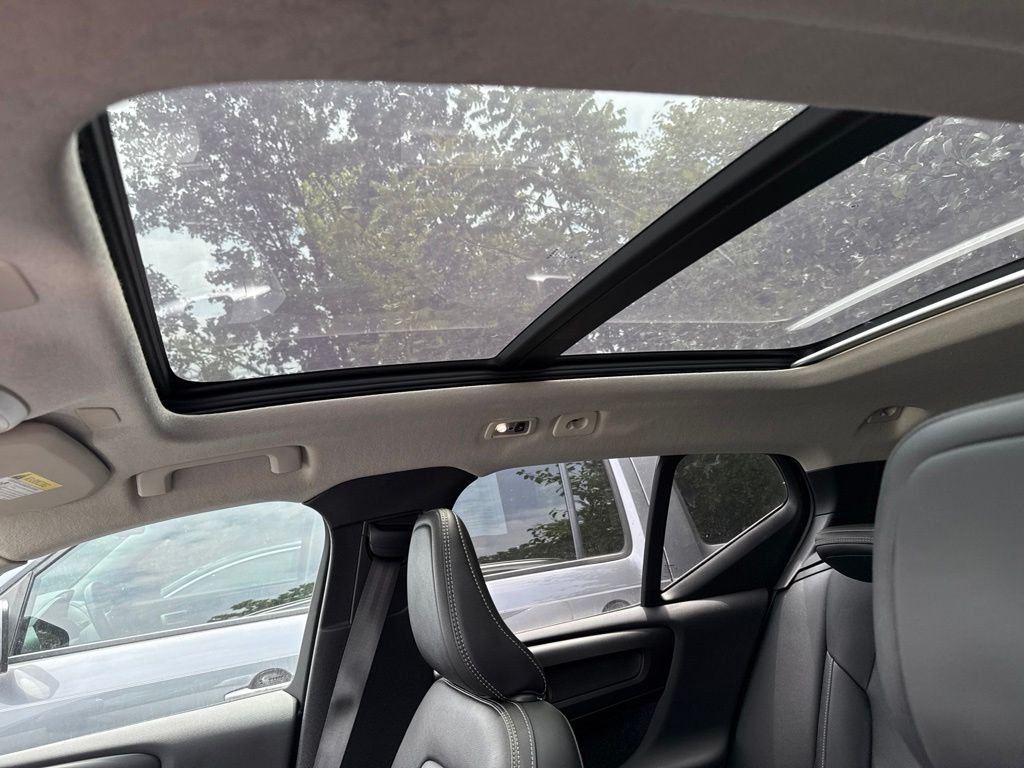 Used 2019 Gray Volvo Momentum image 7