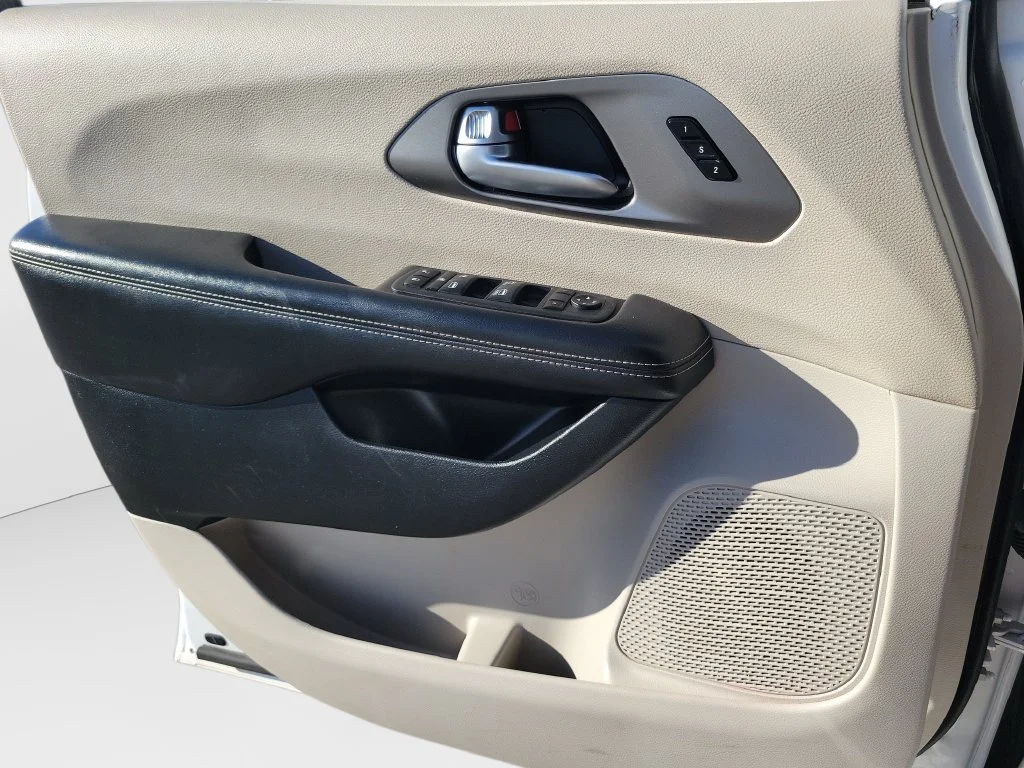 Certified Used 2022 White Chrysler Touring L image 29