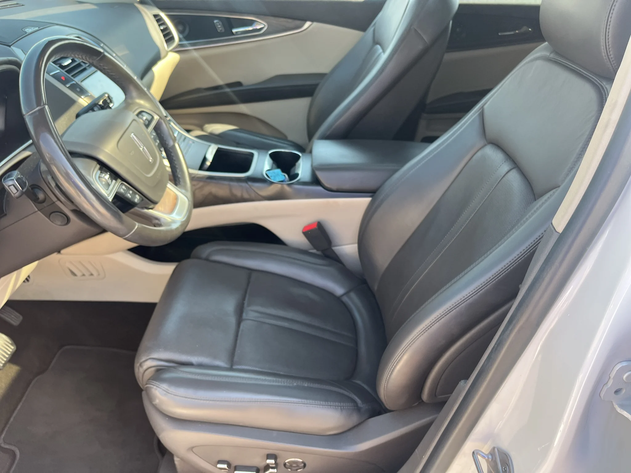 Used 2020 Pristine White Lincoln Reserve image 17