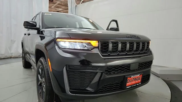 New 2026 Diamond Black Crystal Pearl-Coat Exterior Paint Jeep Laredo Altitude image 20