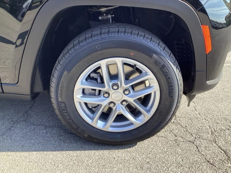 New 2025 Diamond Black Crystal Pearl-Coat Exterior Paint Jeep Laredo image 9