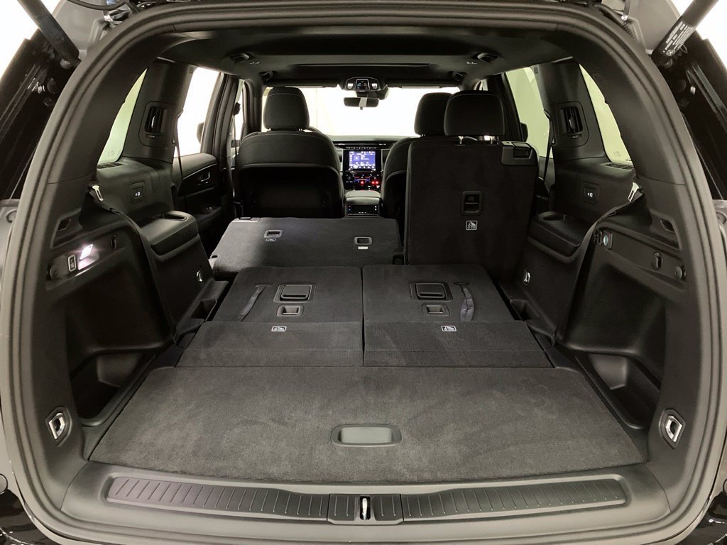 New 2026 Diamond Black Crystal Pearl-Coat Exterior Paint Jeep Laredo X image 16