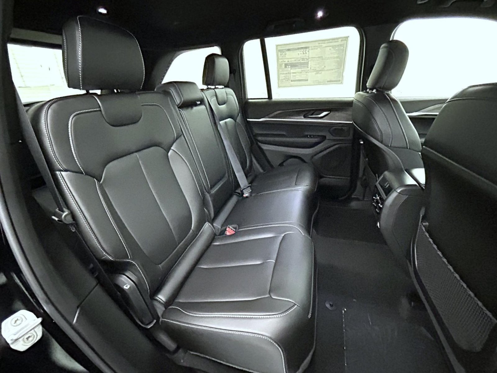 New 2026 Diamond Black Crystal Pearl-Coat Exterior Paint Jeep Limited image 18