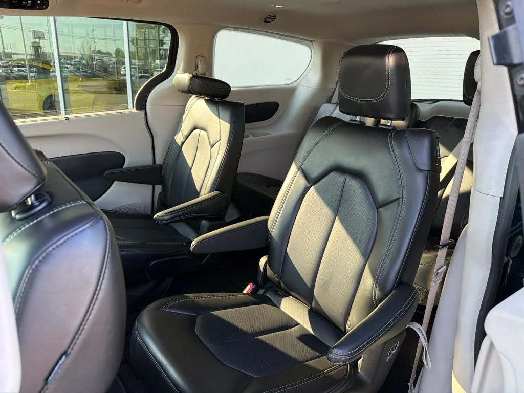 Used 2023 Black Chrysler Touring L image 27