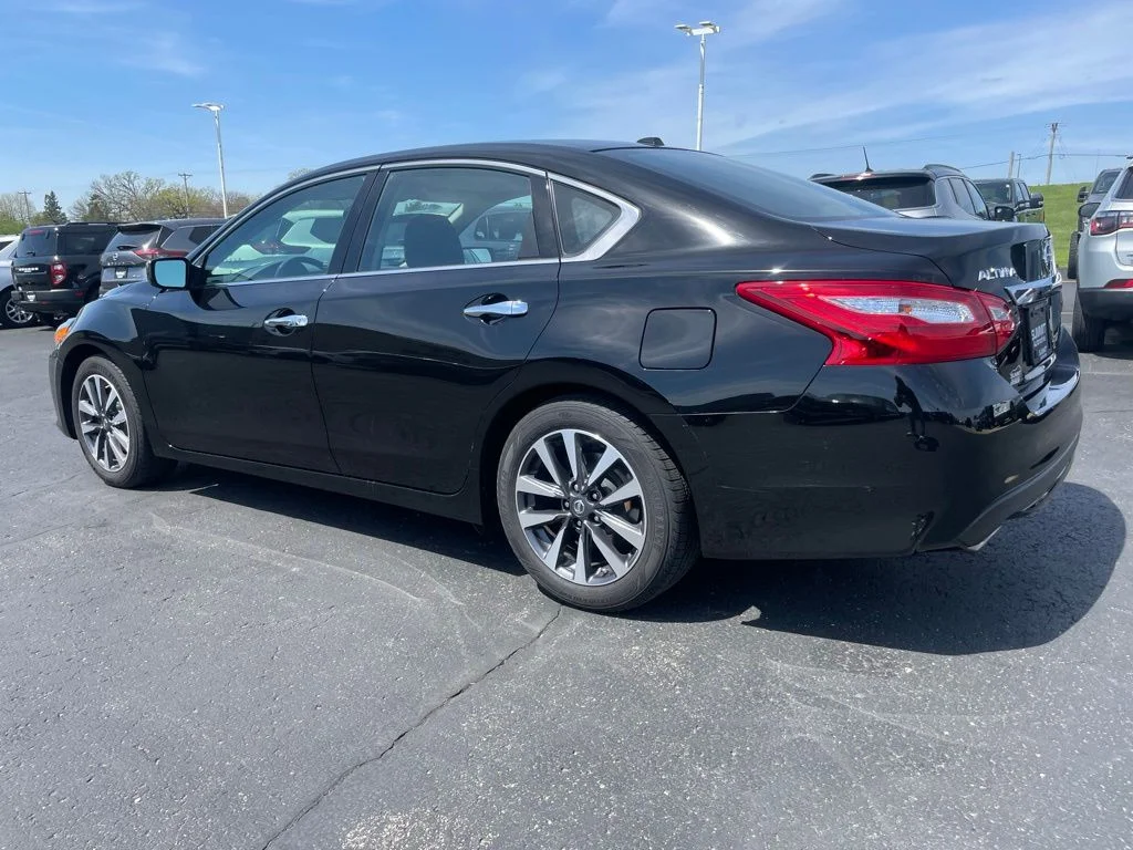 Used 2017 Super Black Clearcoat Nissan 2.5 SV image 5