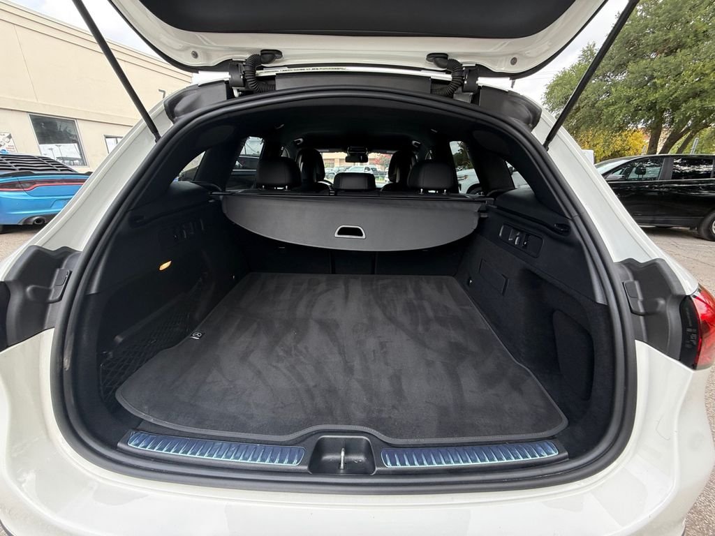 Used 2025  Mercedes-Benz GLC 300 image 19