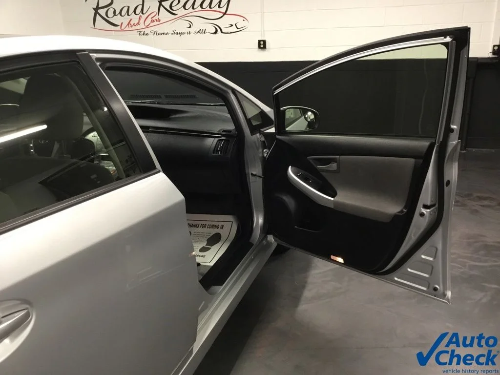 Used 2015 Silver Toyota Three image 42