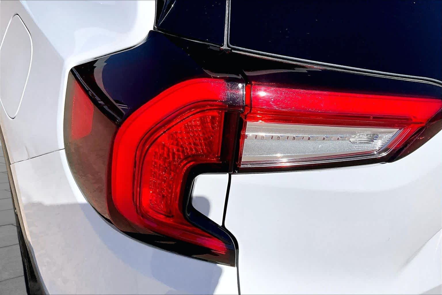 Used 2022 Summit White GMC SLE image 16