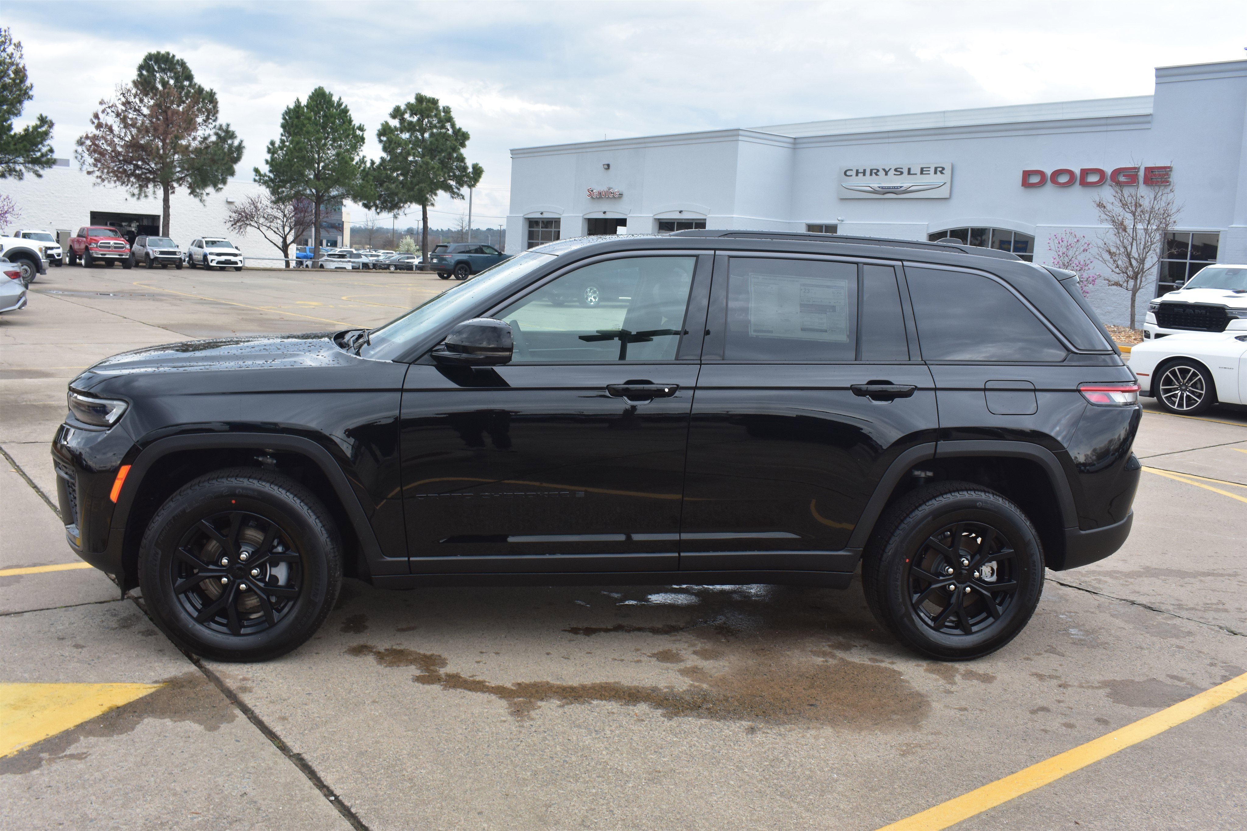 New 2026 Diamond Black Crystal Pearl-Coat Exterior Paint Jeep Laredo Altitude image 9