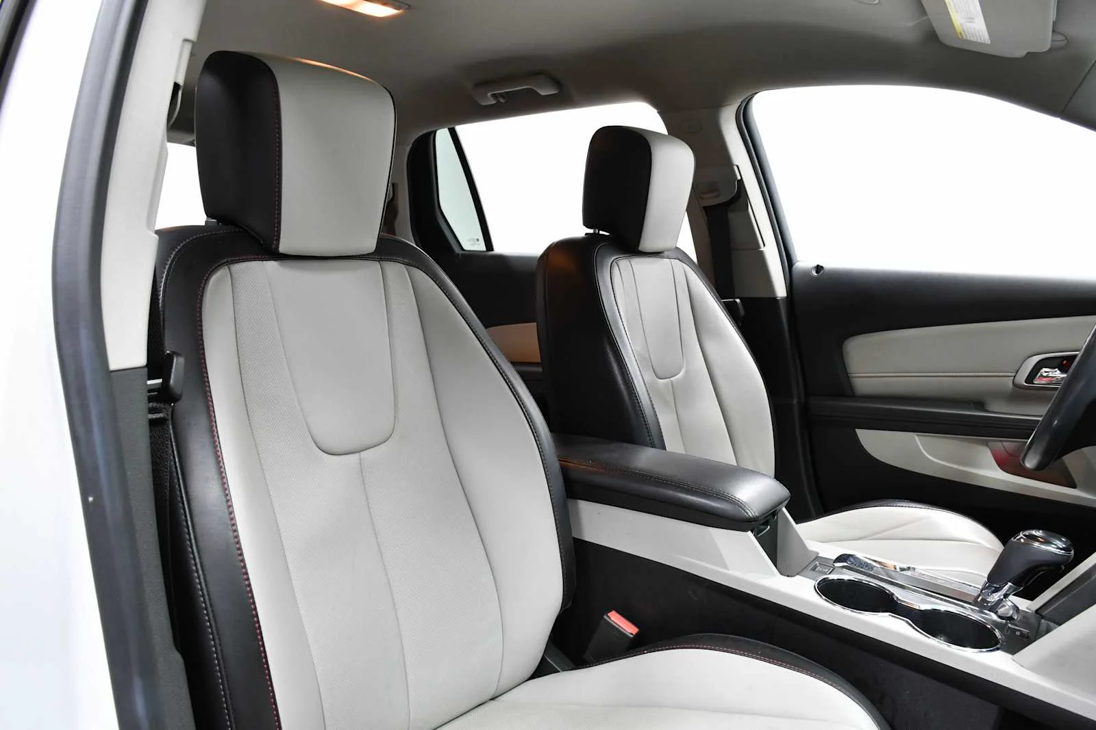 Used 2017 White Frost Tricoat GMC SLT image 22