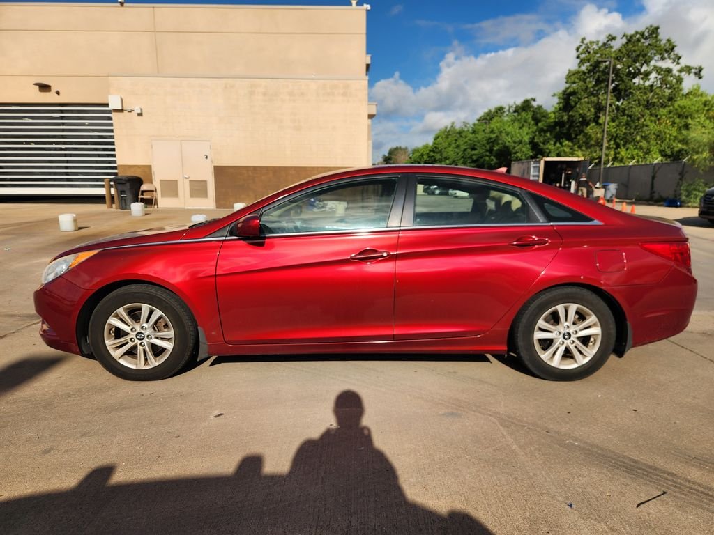 Used 2013 Sparkling Ruby Mica Hyundai GLS image 3