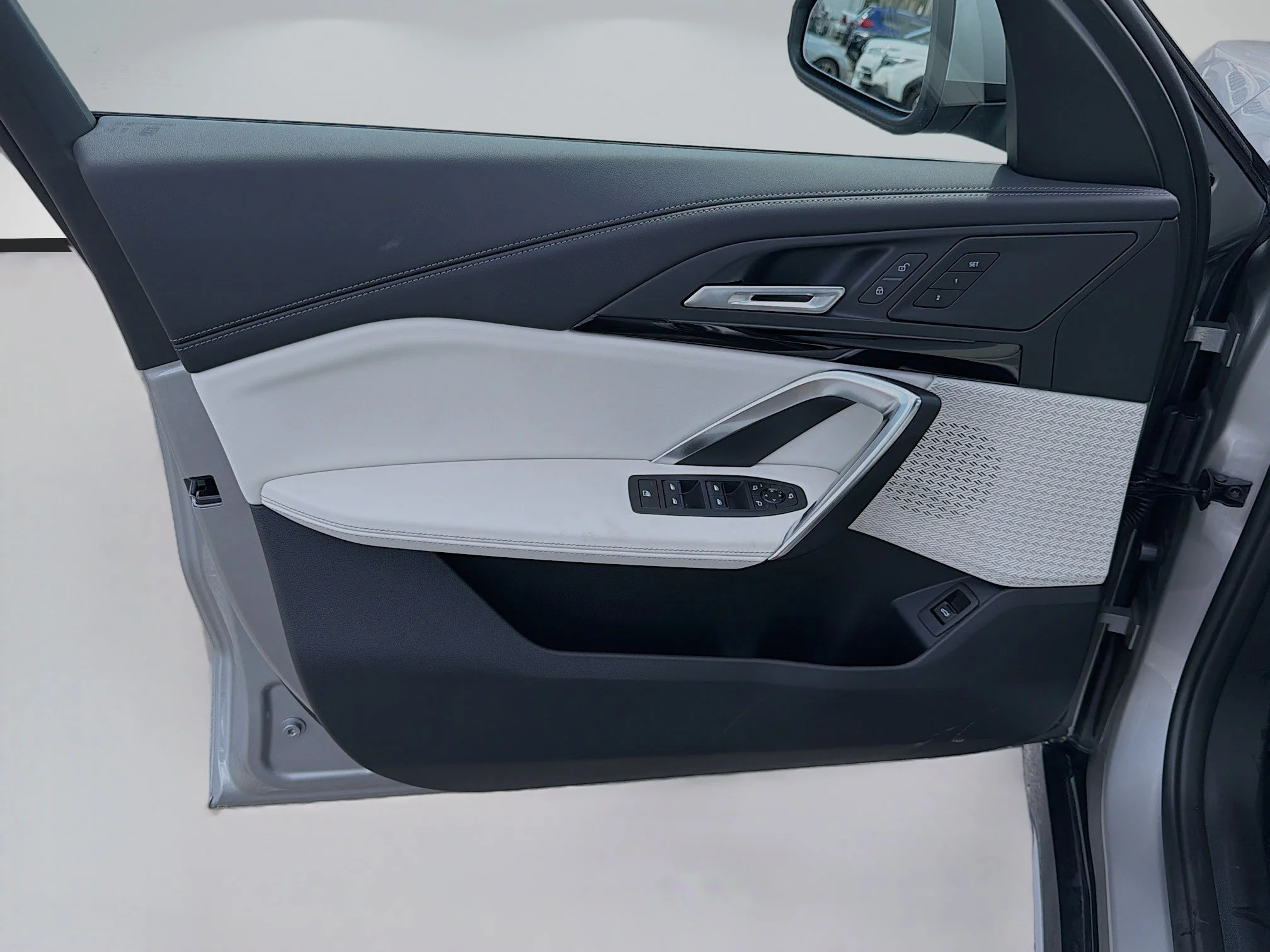 New 2026 Space Silver Metallic BMW xDrive28i image 21