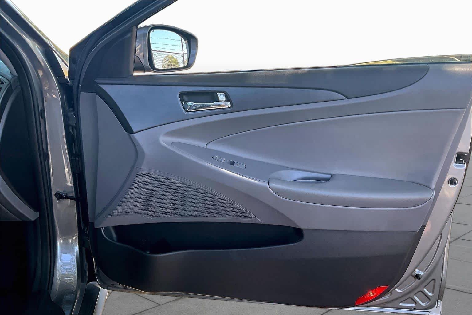 Used 2014 Harbor Gray Metallic Hyundai GLS image 23