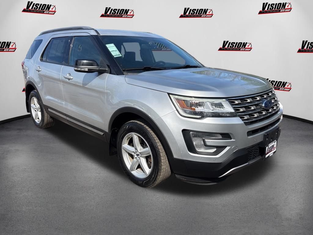 Used 2017 Silver Ford XLT image 3