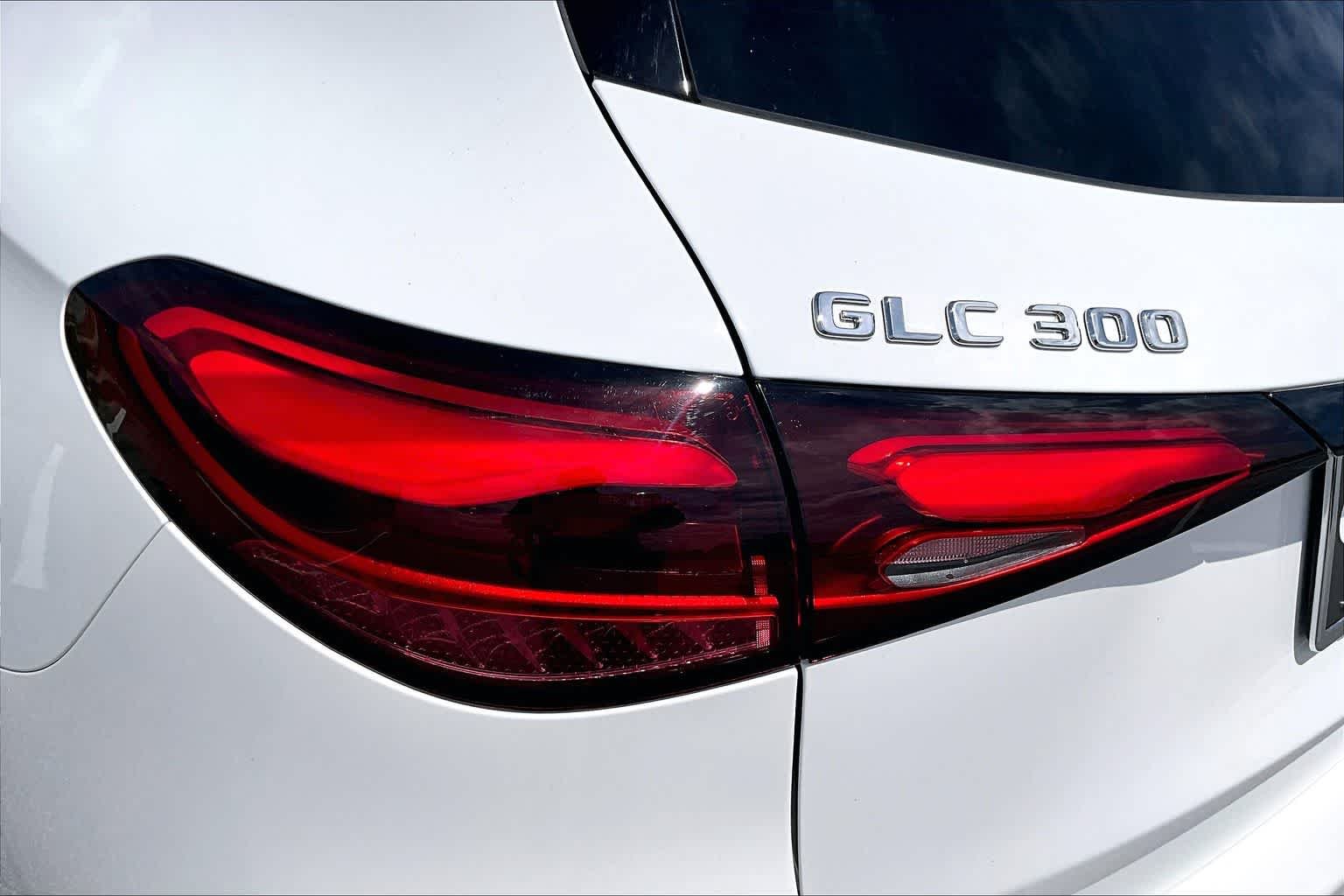 Used 2025 Polar White Mercedes-Benz GLC 300 image 29