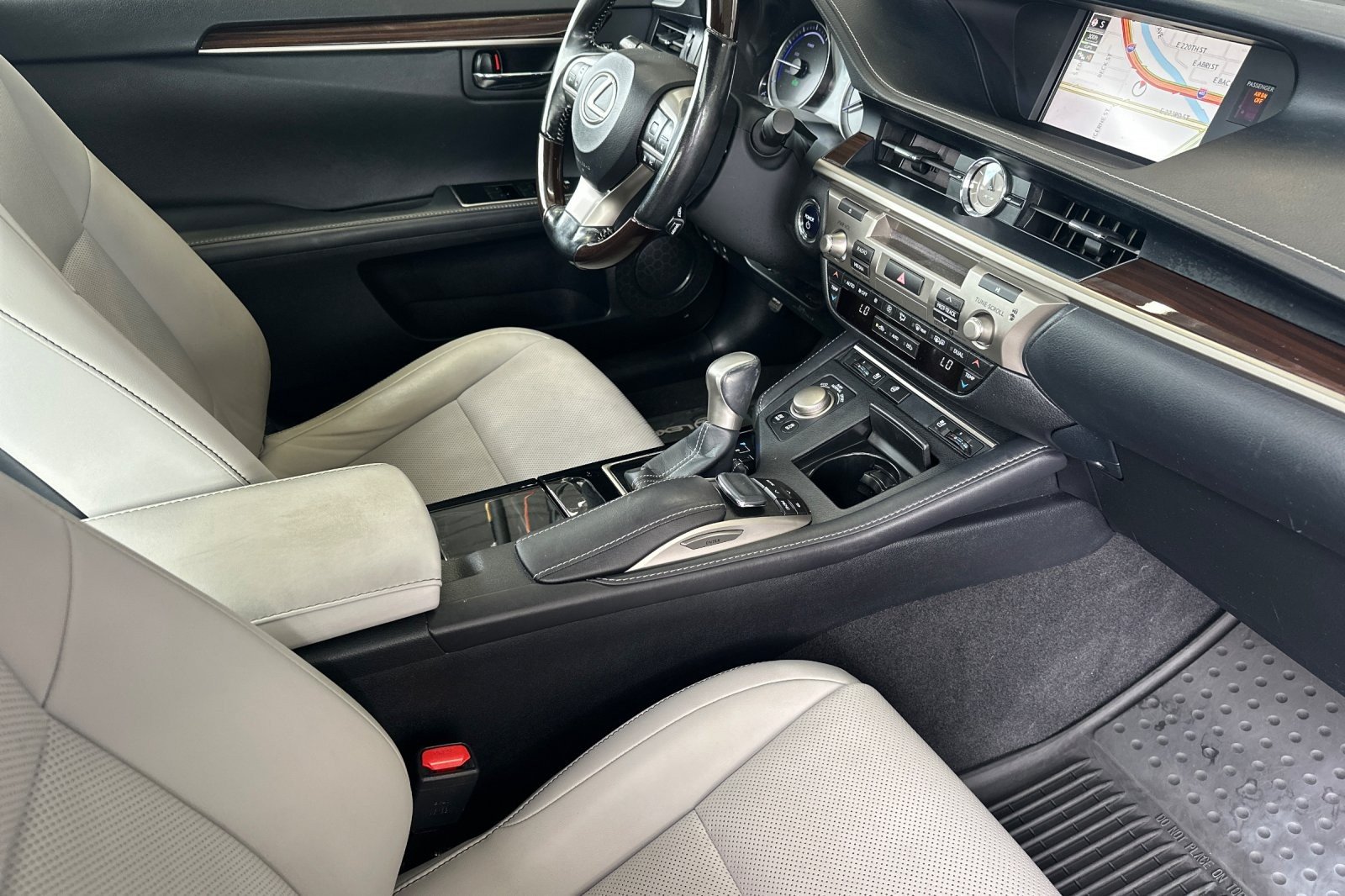 Used 2017 EMINENT WHITE Lexus ES 300h image 14