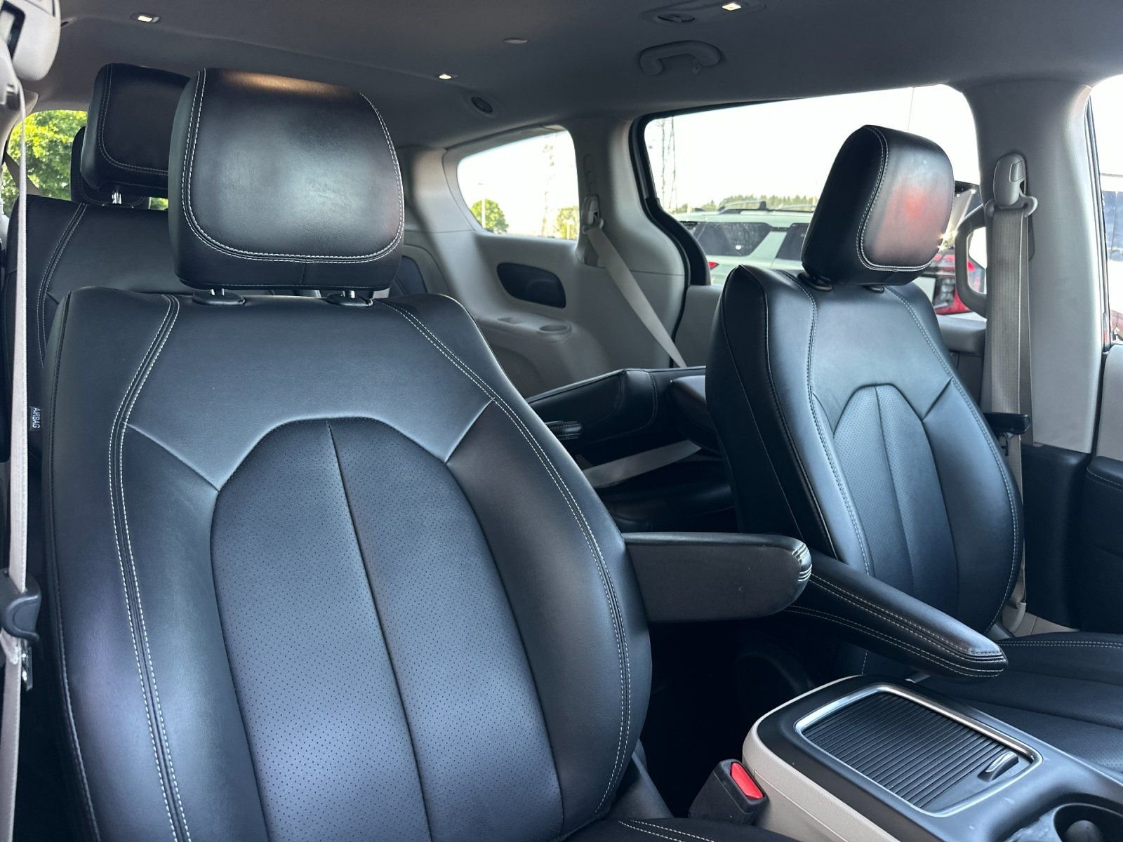 Used 2024 Silver Mist Clearcoat Chrysler Select image 16