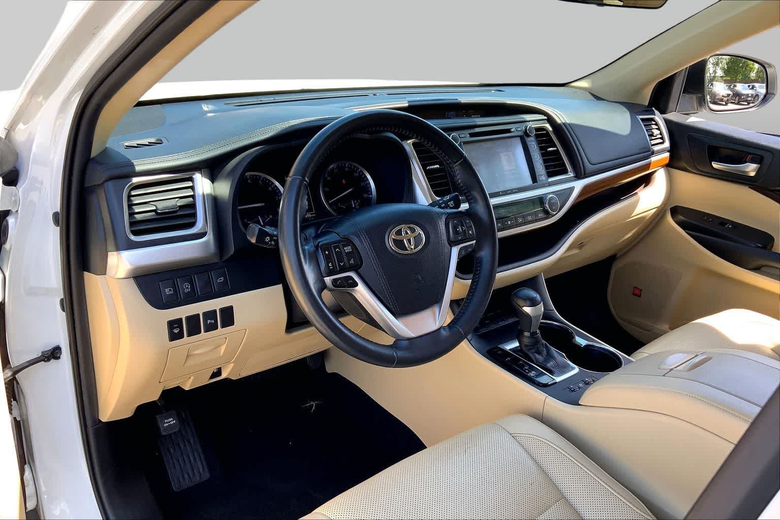 Used 2019 Blizzard Pearl Toyota Limited image 18