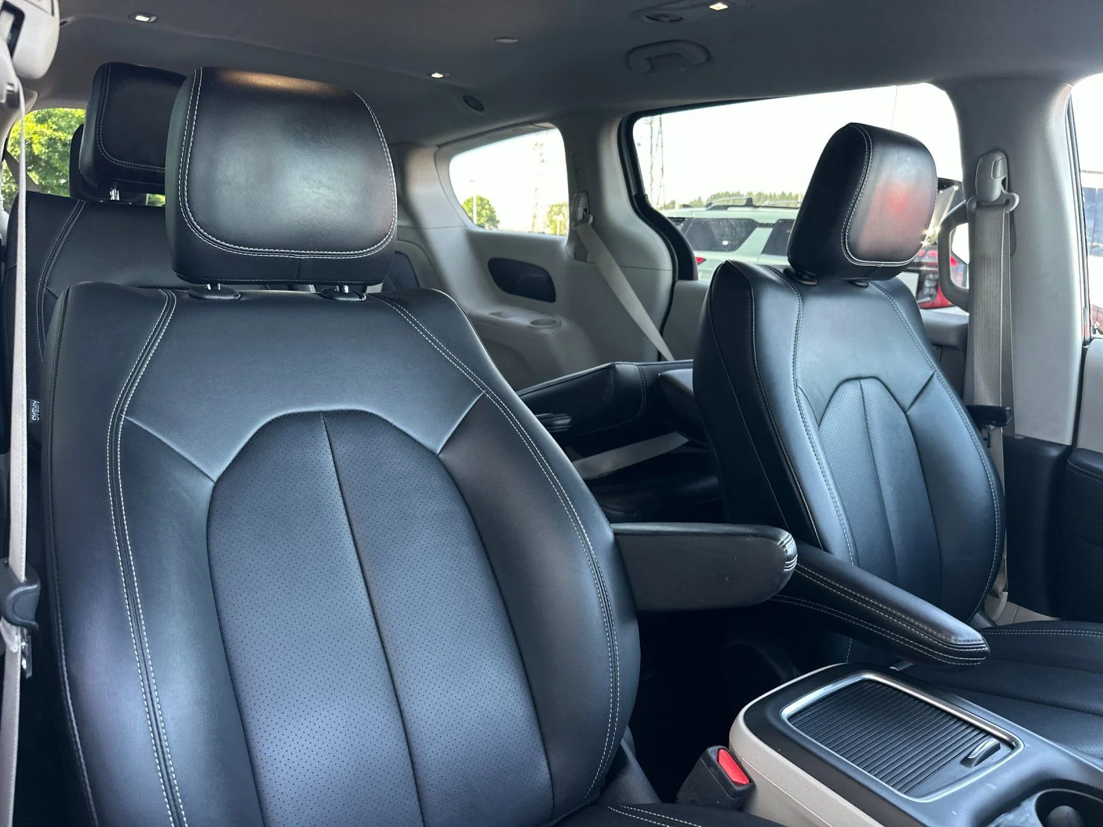Used 2024 Silver Mist Clearcoat Chrysler Select image 16