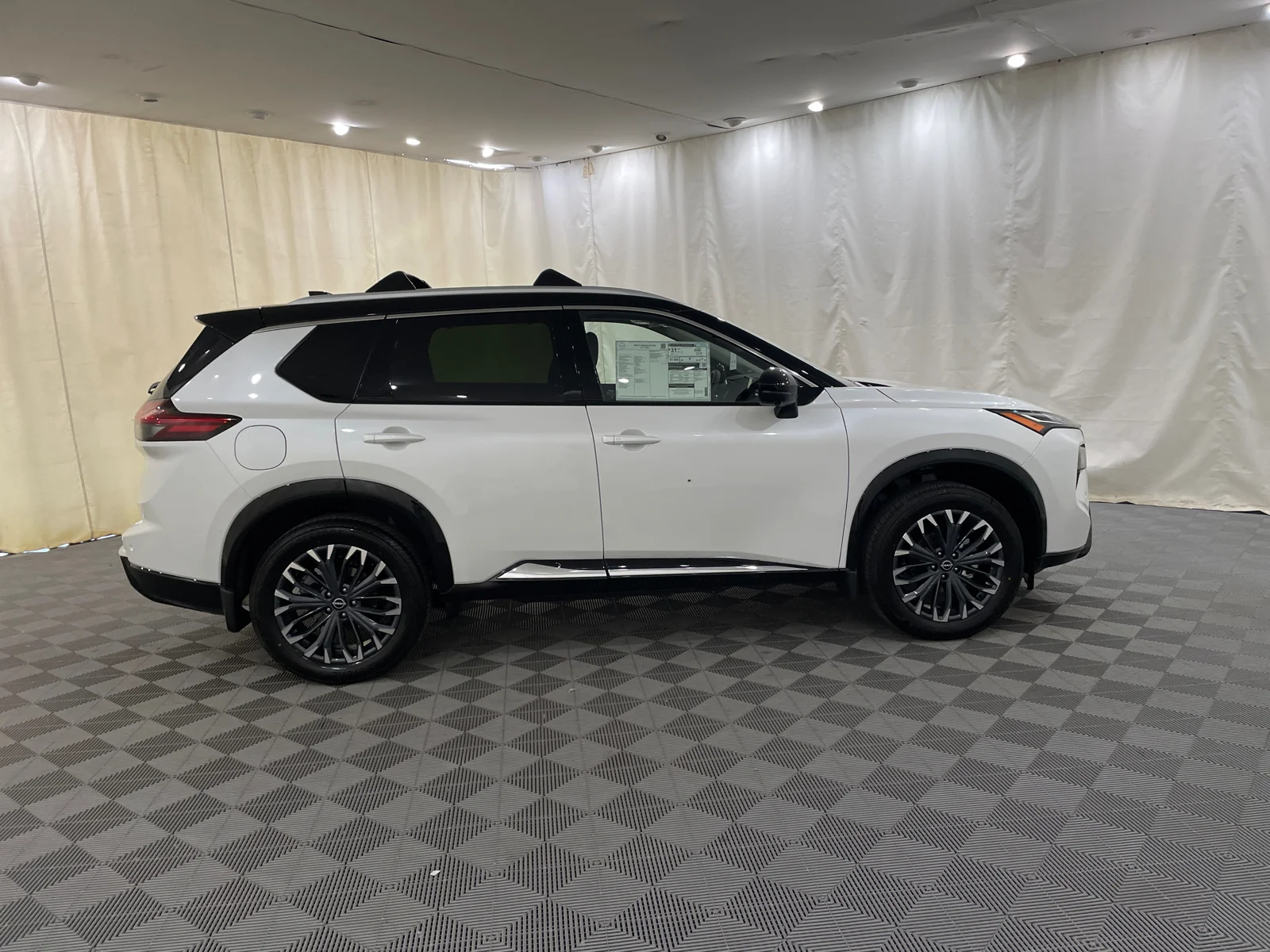 New 2026 Everest White Pearl/Super Black Nissan Platinum image 4