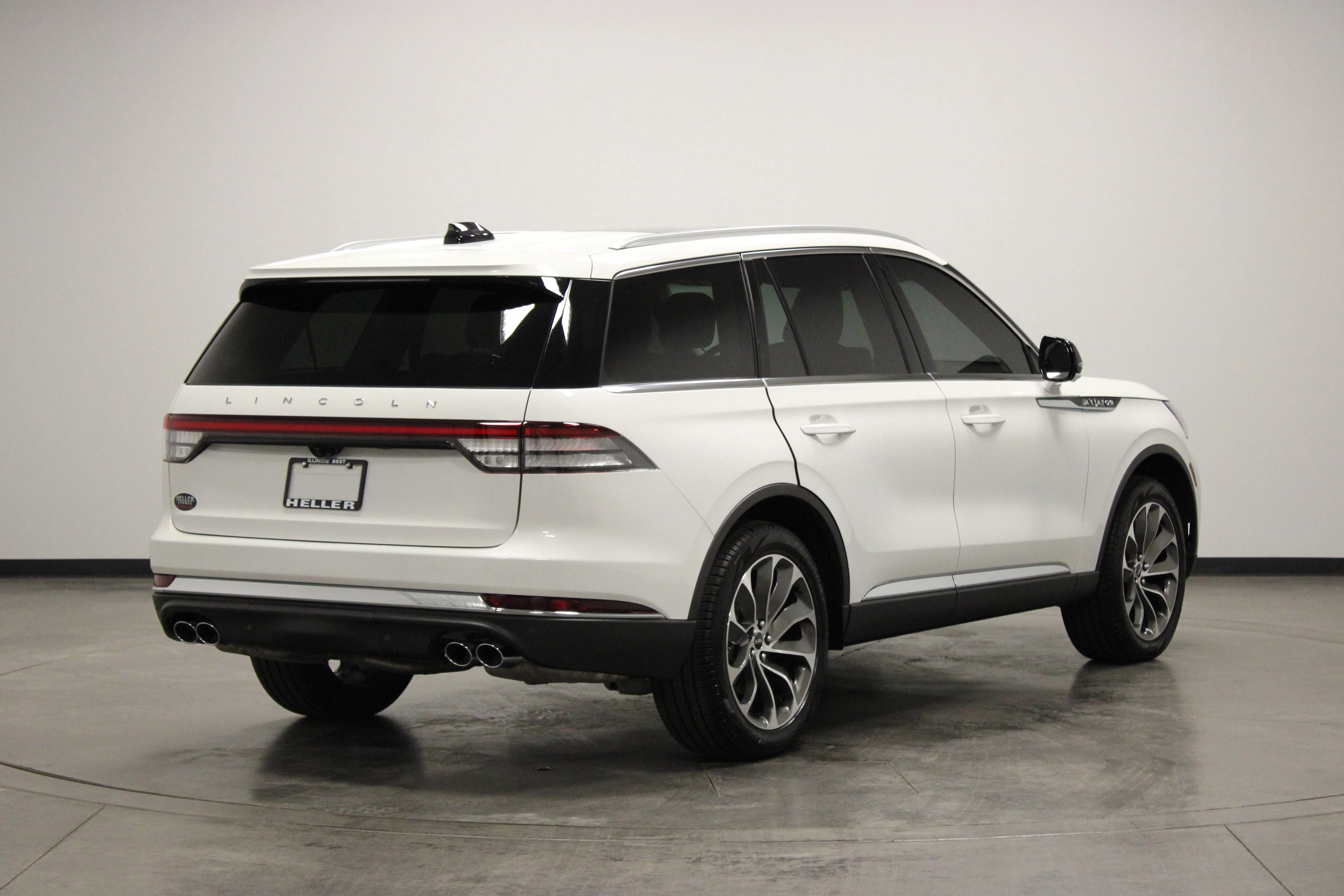 Used 2025 White Metallic Lincoln Premiere image 8