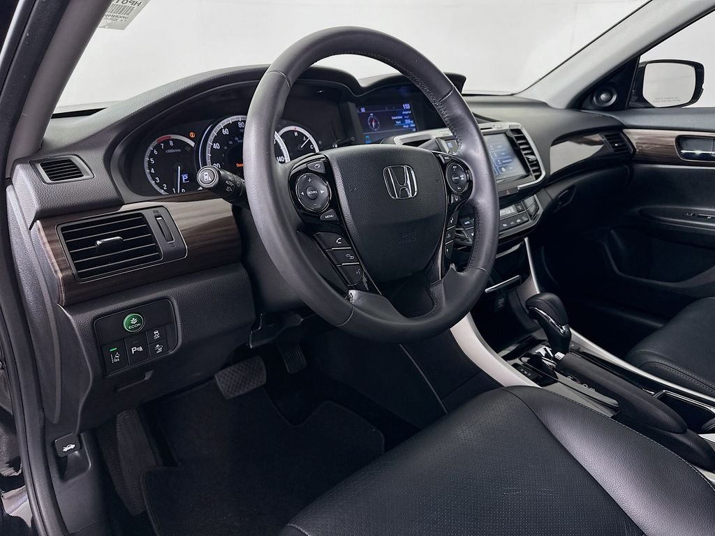 Used 2017 Crystal Black Pearl Honda Touring image 9