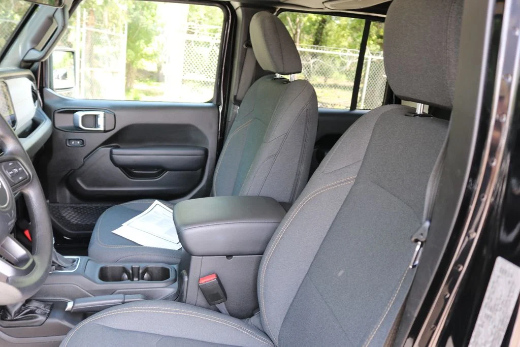 Used 2024  Jeep Sport image 11