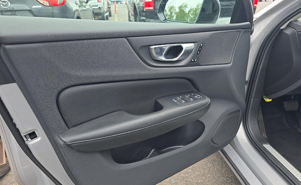 Used 2023  Volvo T8 Plus Dark Theme image 8