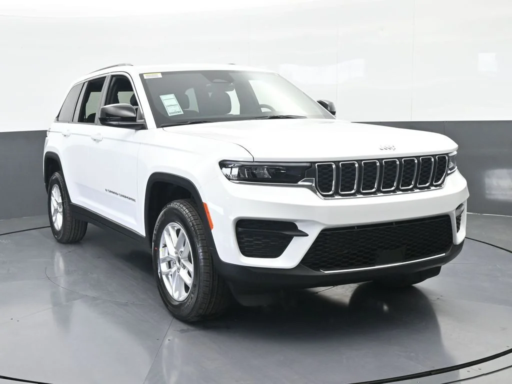 New 2026 Bright White Clear-Coat Exterior Paint Jeep Laredo X image 9